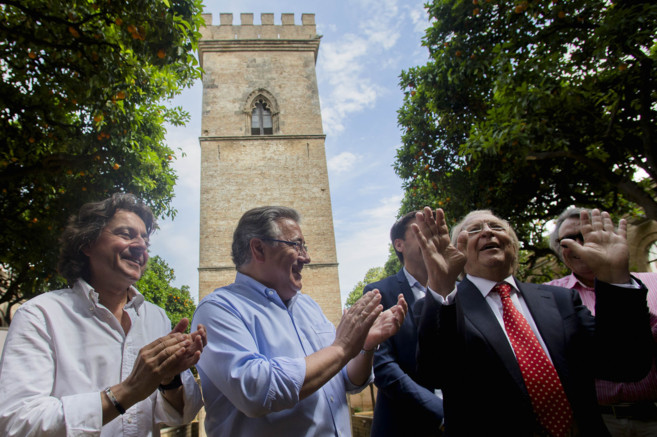 El alcalde, Juan Ignacio Zoido, aplaude a Juan Pea El Lebrijano a...