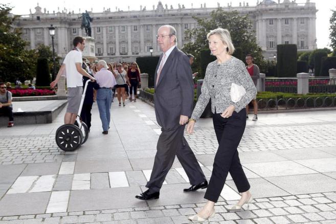 Rafael Spottorno con su mujer por las calles de Madrid.
