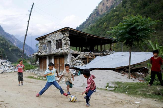 Nios nepaleses juegan en Baluwa, en el distrito de Gorkha (Nepal).