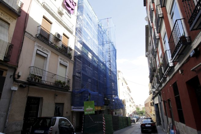 Imagen de un bloque de viviendas en Madrid donde se efectan tareas...