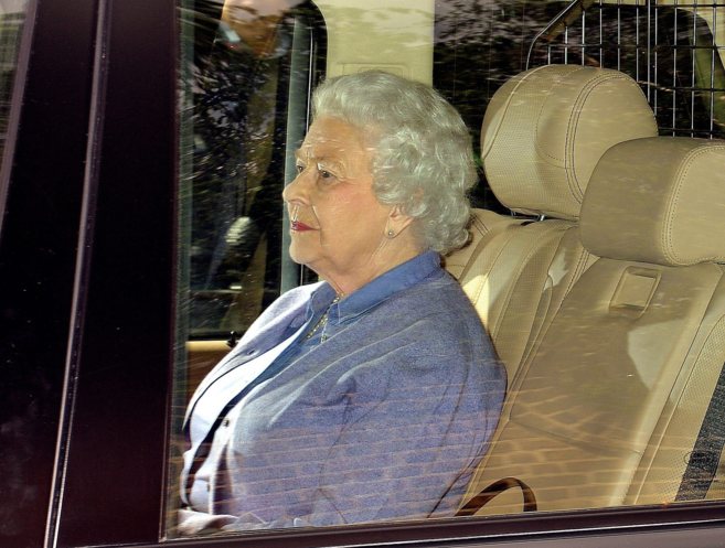 La reina Isabel II sale de Kensington tras conocer a su nieta.