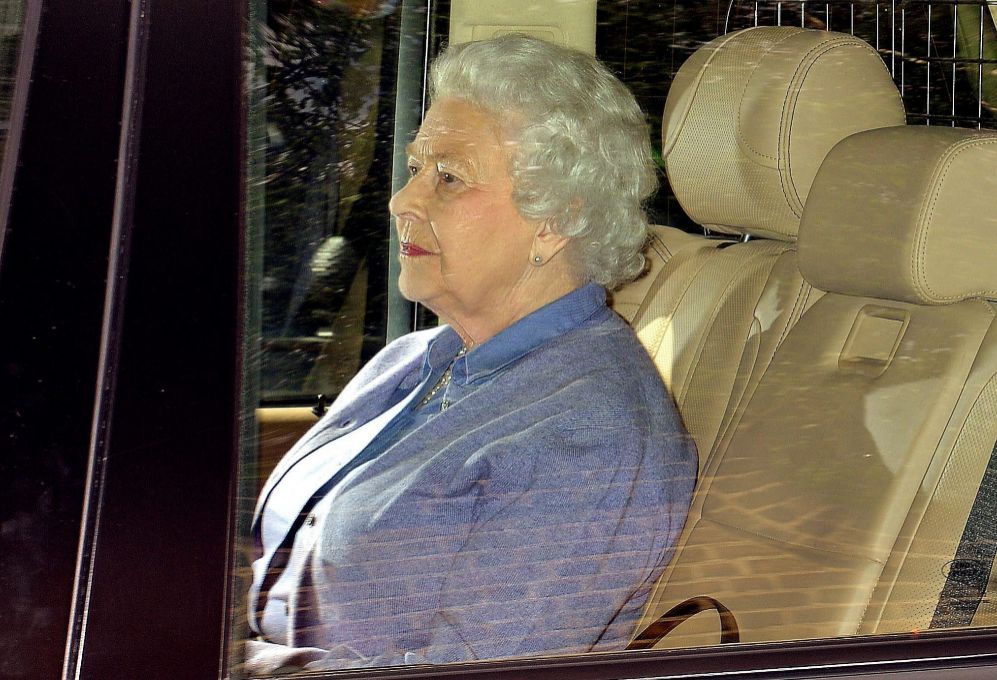 Este martes, a primera hora de la tarde, la reina Isabel II visitaba a...