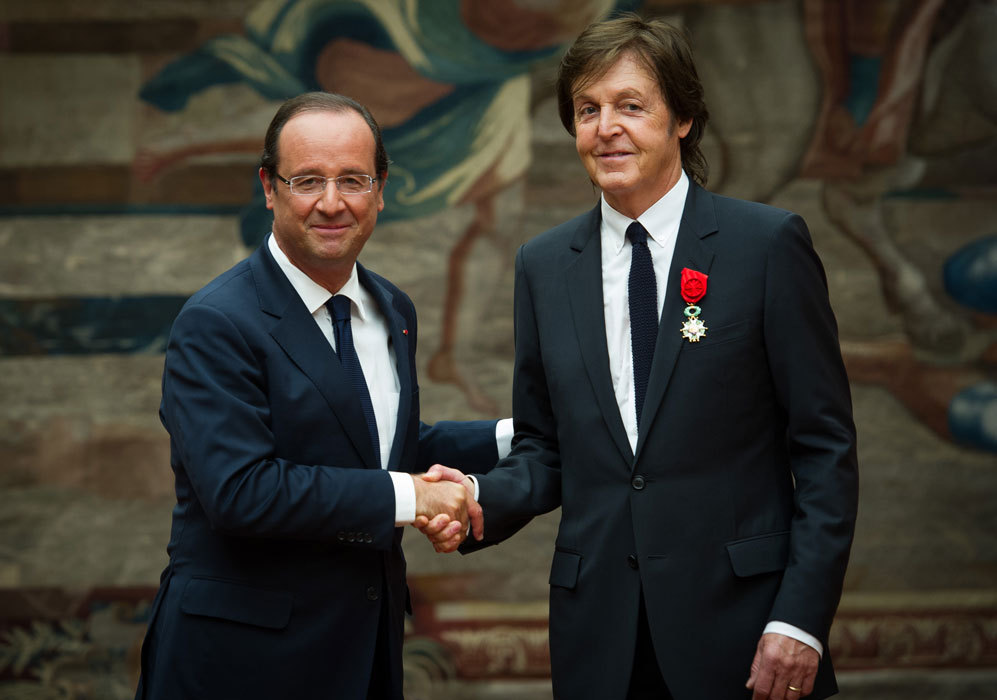 Ese ao, Hollande entregaba al cantante Paul McCartney la medalla de...