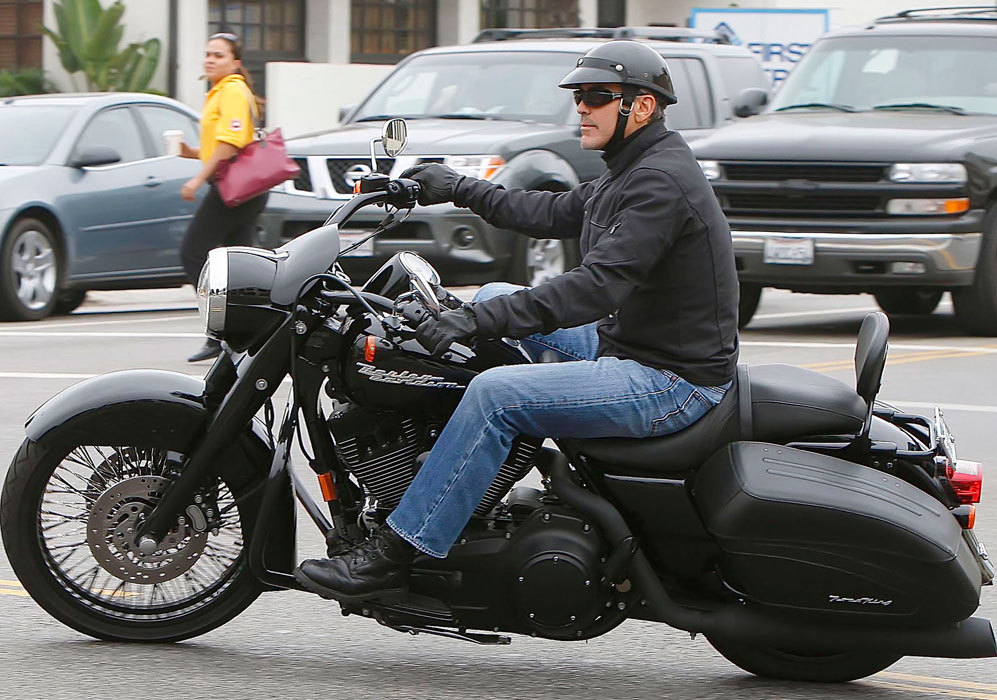 El actor es muy aficionado a pasear en moto por las calles de Los...