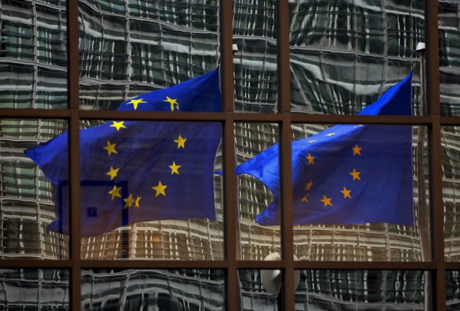 Dos banderas de la Unin Europea reflejadas en el edificio del...