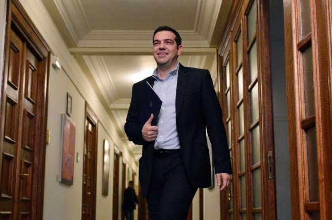 El primer ministro griego, Alexis Tsipras, a la salida de un gabinete...