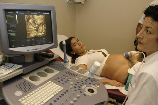 Una ginecloga realiza una ecografa 4D a una embarazada.