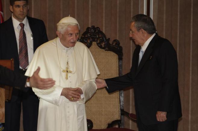 Benedicto XVI con Ral Castro durante su visita a La Habana en 2012.