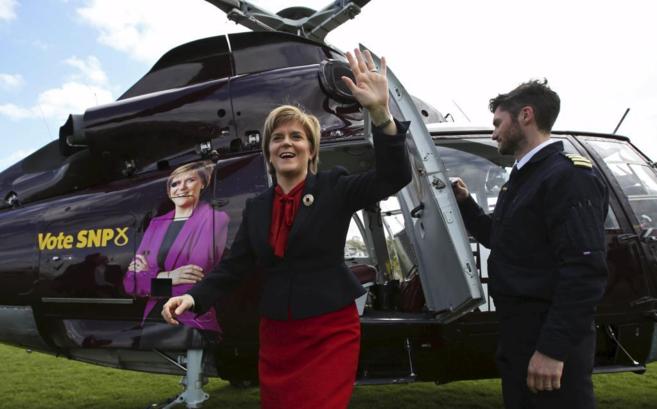 La nacionalista escocesa Nicola Sturgeon baja de su helicptero de...