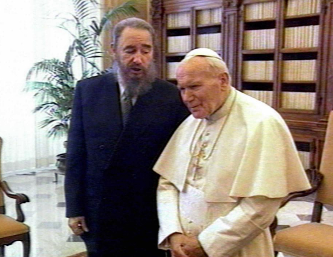 Fidel Castro con Juan Pablo II en la biblioteca del Vaticano durante...