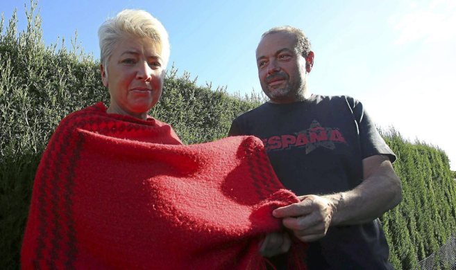 Nuria y Miguel ngel, en su casa de Almensilla con el poncho regalo...