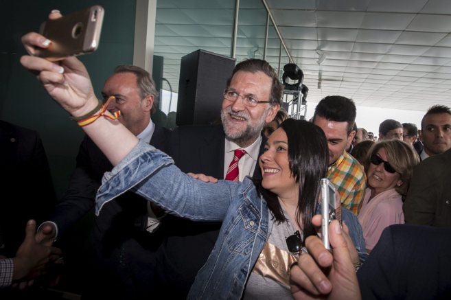 Mariano Rajoy, ayer, acepta hacerse una fotografa con una militante...