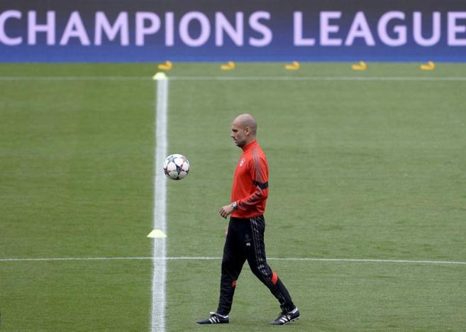 Pep Guardiola observa el baln durante el entrenamiento del Camp Nou.