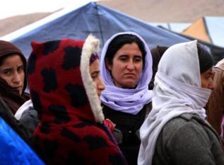Mujeres iraques huyen de la violencia del IS.