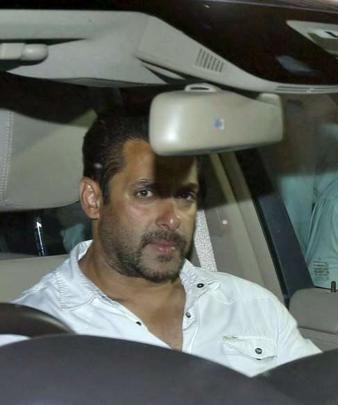 Salman Khan, a su salida del tribunal.