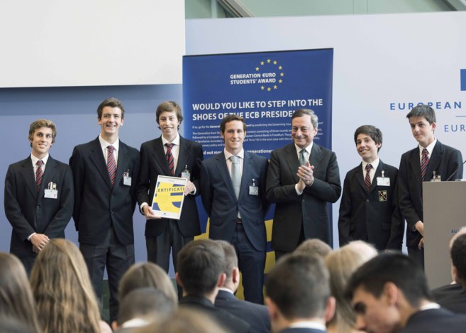 El presidente del BCE, Mario Drahi, con los alumnos espaoles.
