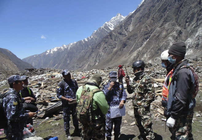 Soldados nepales inspeccionan los destrozos provocados por el...