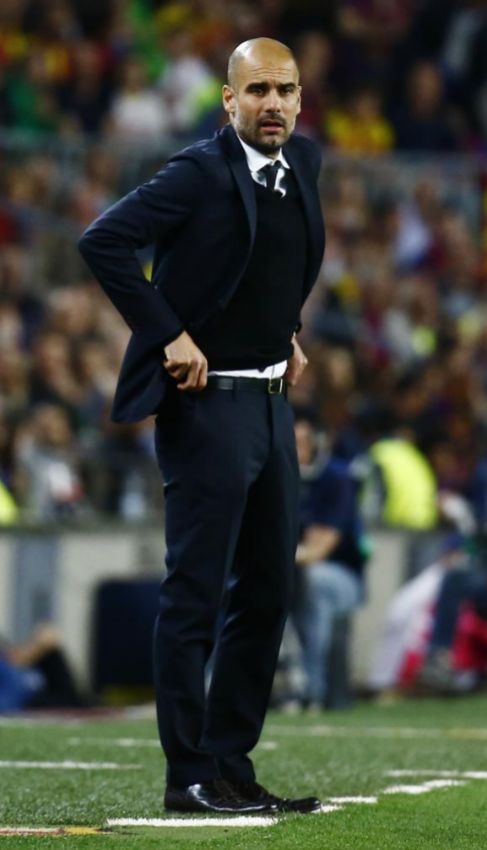Guardiola, preocupado en la zona tcnica del Camp Nou.
