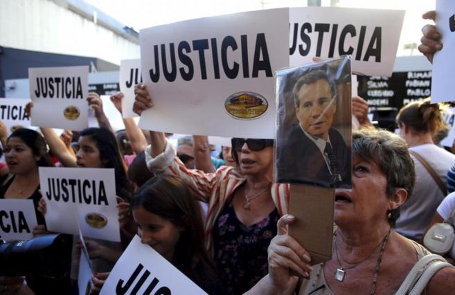Varias pancartas piden justicia en el caso del fiscal durante una de...