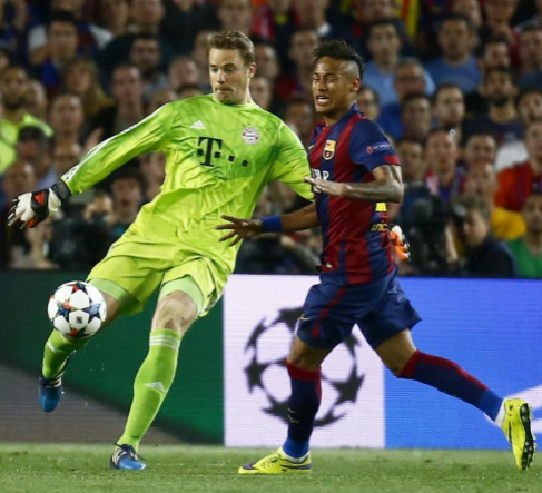 Manuel Neuer despeja un baln ante Neymar.
