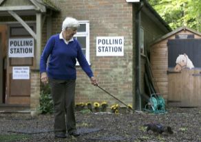 Una mujer vota en una iglesia de Mattingley.