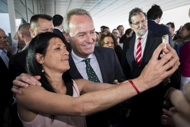 El presidente del PP valenciano se hace una foto con una simpatizante.
