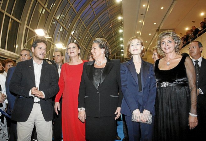 La ex concejal, Mara Jos Alcn (primera por la derecha), en la...