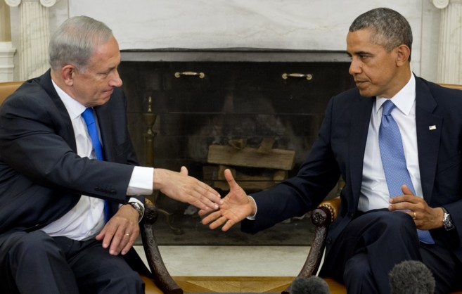El presidente de EEUU y el primer ministro de Israel se dan la mano...