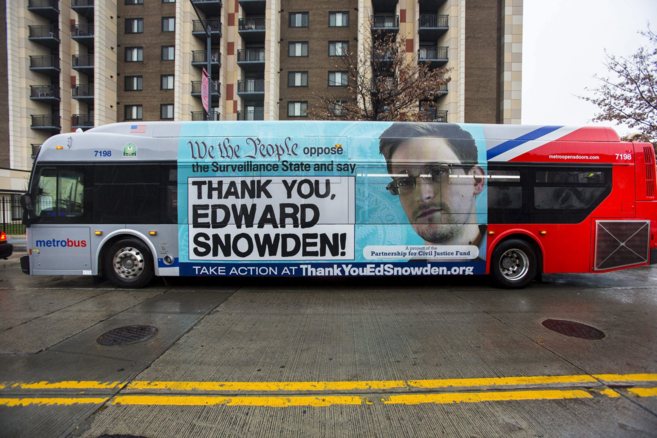 Un autobs en Washington con un cartel de agradecimiento a Snowden.