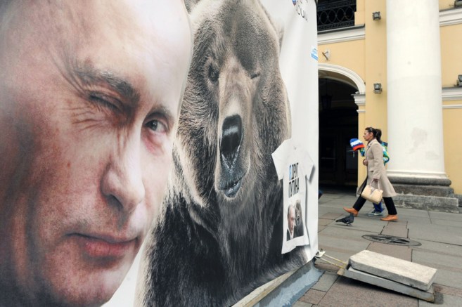 Un cartel de Putin junto a un oso en San Petersburgo