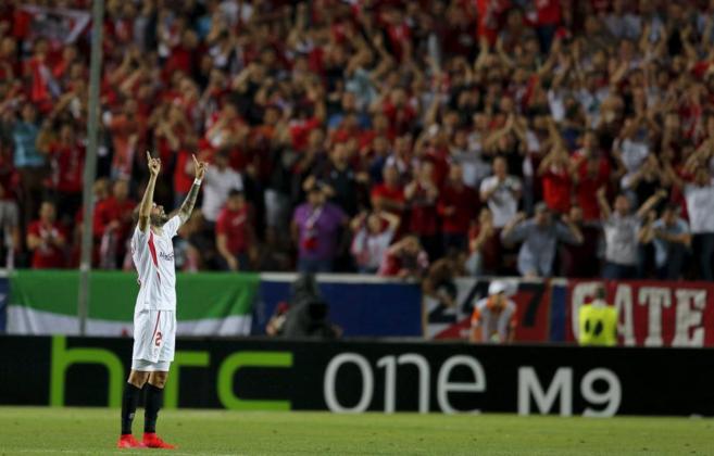 Vidal celebra mirando al cielo sevillano su segundo gol