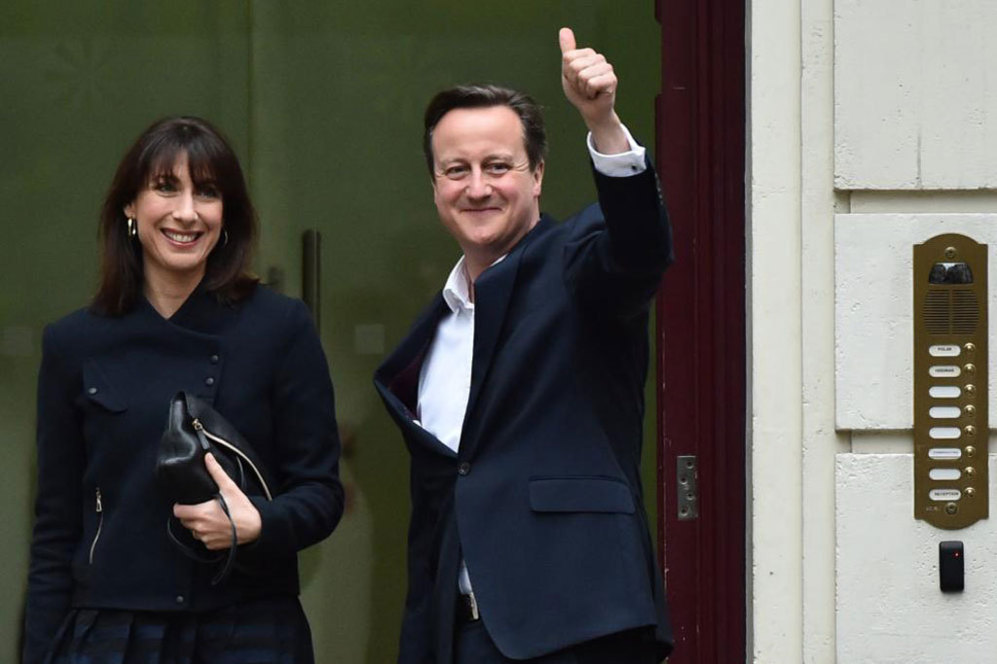 David Cameron y su esposa Samantha a su llegada a la sede del Partido...