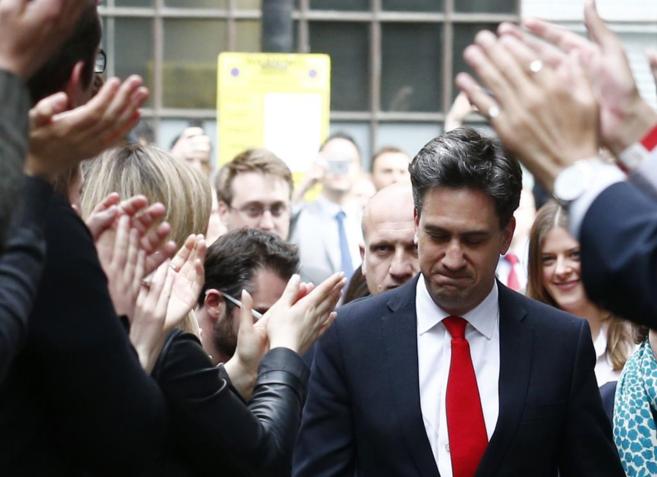 El laborista Ed Miliband llega a la sede de su partido para presentar...