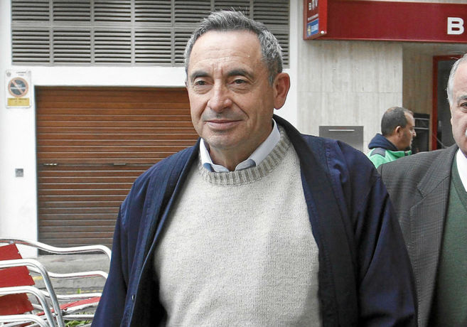 El ex sacerdote Pere Barcel acudiendo a declarar a los juzgados en...