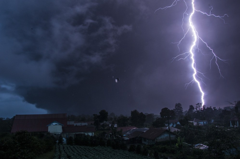 Un rayo brilla en la oscuridad de la tormenta en la isla indonesa de...