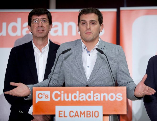 El lder de Ciudadanos, escoltado por el candidato andaluz Juan...