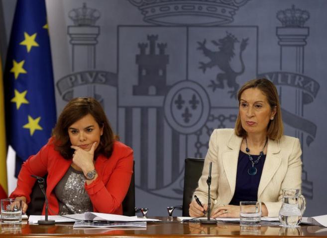 Soraya Senz de Santamara, vicepresidenta del Gobierno, y Ana...