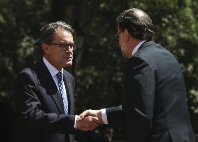 El presidente de la Generalitat, Artur Mas, saluda al presidente del...