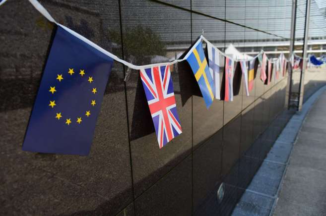 La bandera de la UE cuelga de la fachada de la Comisin en Bruselas,...