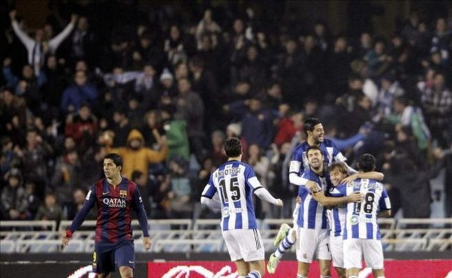 Los jugadores de la Real celebran el gol en propia meta de Jordi Alba...