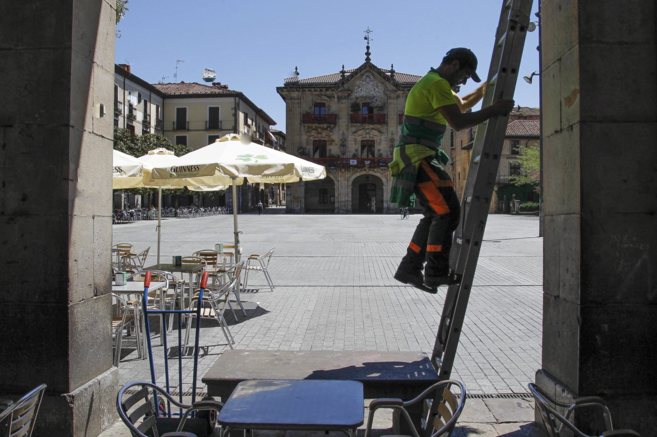 Un trabajador en la plaza del Ayuntamiento de Oñati.