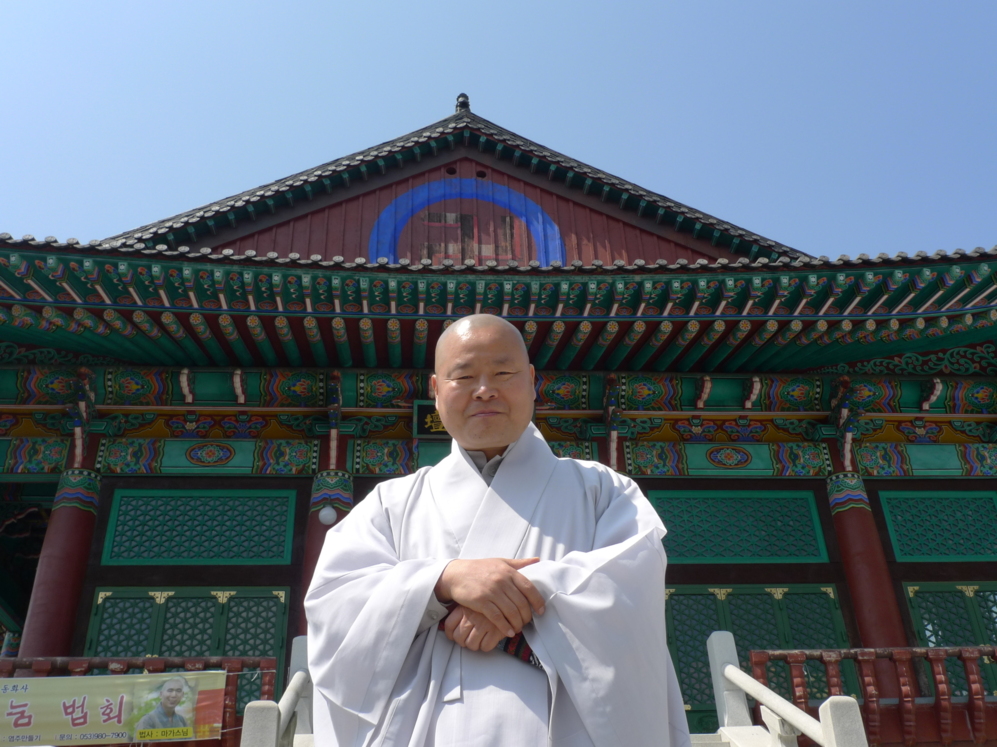 Jeong Yeon, monje budista del templo Donghwasa, donde se encuentra el...