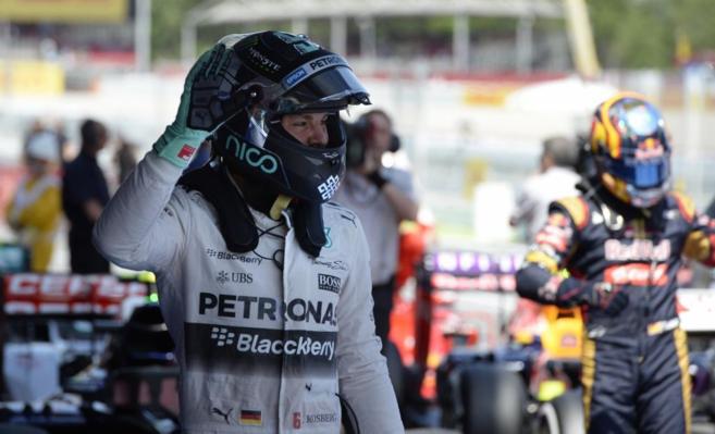 Nico Rosberg saluda al pblico con Carlos Sainz de fondo.