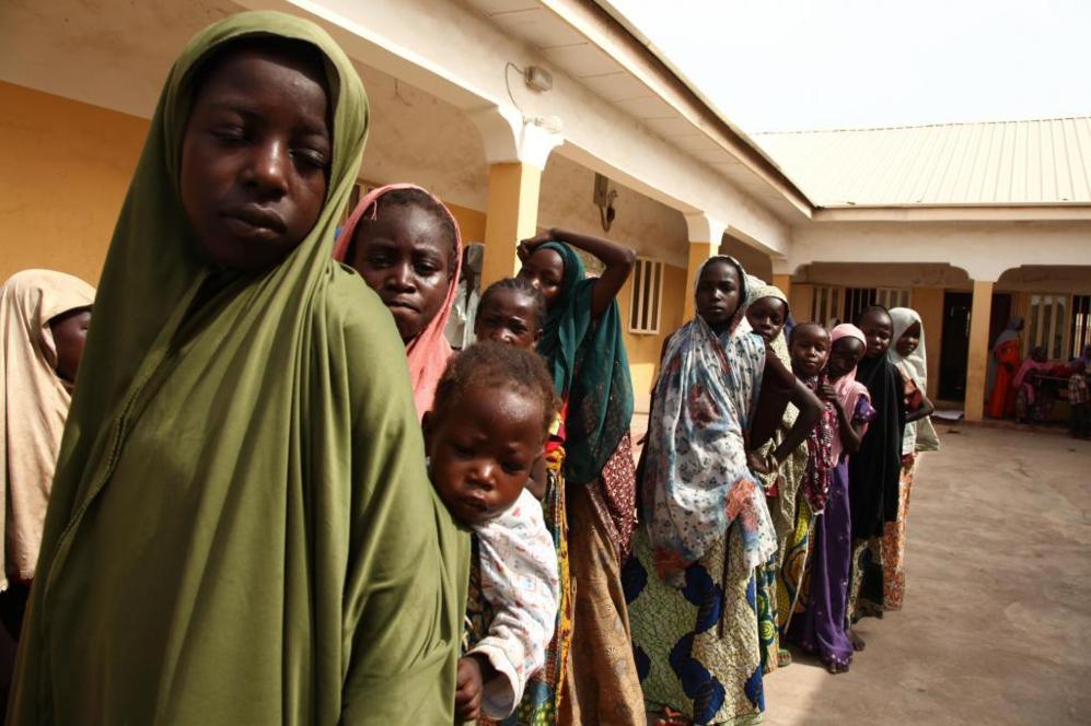 Niñas rescatadas de Boko Haram esperan a recibir una revisión...