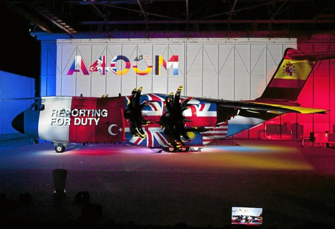 El primer A-400M ensamblado en la planta sevillana de Airbus, durante...
