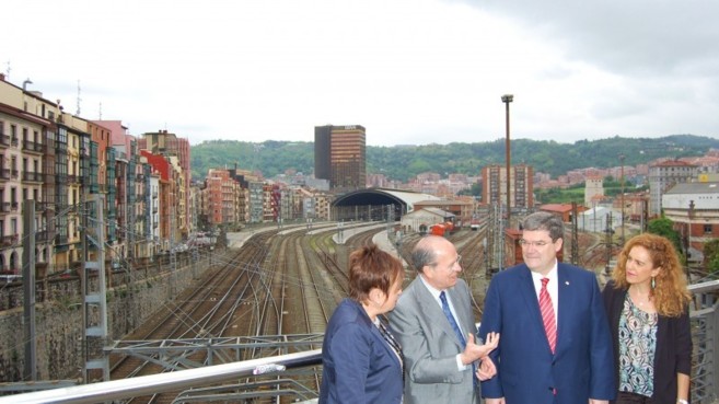 Juan Mara Aburto, con el actual alcalde de Bilbao, Ibon Areso, ante...