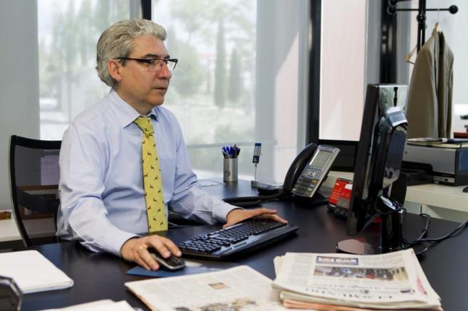 El periodista Casimiro Garca-Abadillo, en la sede del diario EL...