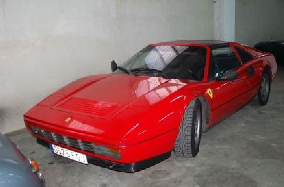 Ferrari 328 GTS. Motor de 8 cilindros y 3.2 litros. Acelera de 0 a 100...