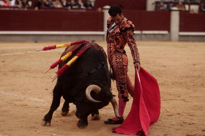 Momento de la faena al toro que cort las dos orejas en Las Ventas