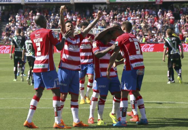 Los jugadores del Granada hace pia tras el gol de El Arabi.